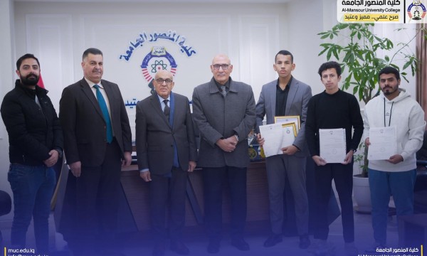 تميز يتجاوز الحدود عميد كلية المنصور الجامعة يكرم طلبة نالوا شهادات تدريب رياضي دولية